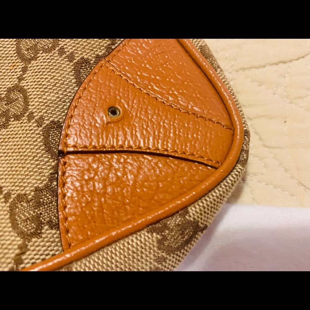 GUCCI Small hobo . One stud missing.